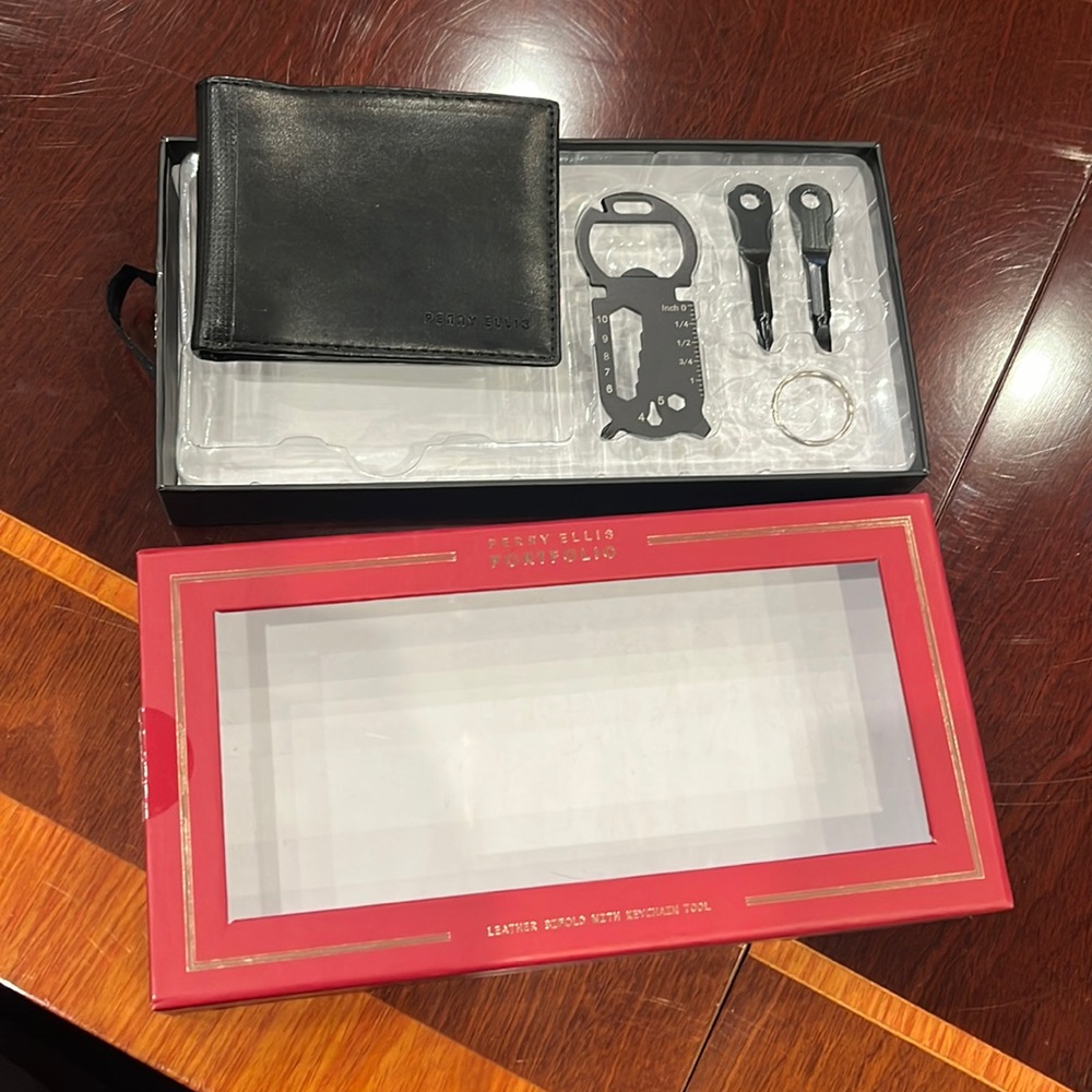 Perry Ellis Pitfolio leather Bifold with keychain tool